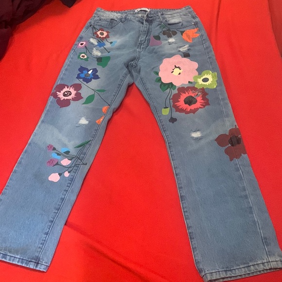 Size: Small in woman’s. - Picture 1 of 2